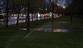 (Özel)- Yağmurlu havada İBB, çimleri suladı