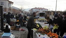 Pazarcılar soğuktan korunmak için soba kurdu