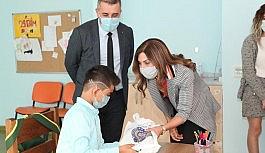 Polis eşlerinden ihtiyaç sahibi öğrencilere destek