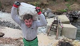 Selde köprüleri yıkılınca evlerini terk etme zorunda kaldılar