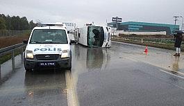 Servis aracı devrildi, içindekiler yara almadan kurtuldu