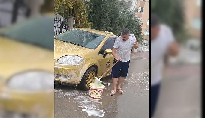 Şiddetli yağmuru fırsata çevirdiler, yağış altında arabalarını yıkadılar