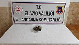 Sırtına sardığı uyuşturucuyla yakalandı