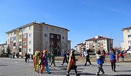 Sokağa çıkma kısıtlaması bulunan çocuklar için eğlence programı düzenlendi