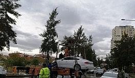 Su taşkınının ardından araçlar çekiliyor