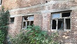 Suçların mesken olarak kullandığı iki metruk bina yıkıldı