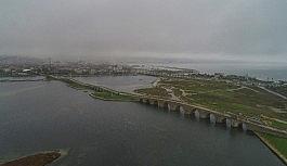 Suların yüzlerce metre çekildiği Büyükçekmece Gölü çorak araziye döndü