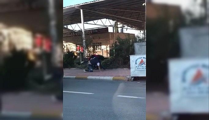 Sürücülerin kaldırımdaki trafik kavgası cep telefonu kamerasında