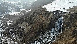 Susuz Şelalesi kısmen dondu