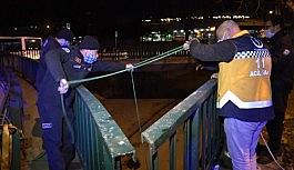 Telefon sevdasına dereye düştü, ayağını kırdı