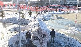 Temizlik işçileri bu kez kardan canavar yaptılar