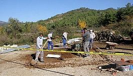 Top oynayan çocuklar tarihi mezar buldu