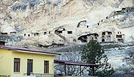 Tunceli'de derviş hücreleri olarak bilinen Urartu Mağaraları turizme kazandırılıyor