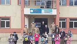 Üs bölgesinde görev yapan askerlerden öğrencilere tablet