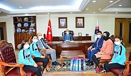 Vali Hüseyin Öner, Short Track yarışmasında dereceye giren öğrencileri ödüllendirdi