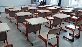 Vali Özkan, 11 derslikli okulun masa ve sandalyelerini yeniletti
