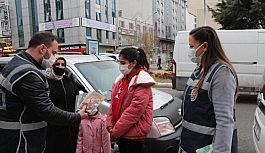 Van polisinden öğrencilere kitap ve oyuncak desteği