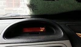 Vatandaşlardan araçlara kilimli, battaniyeli soğuk önlemi