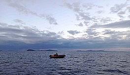 Yakıt koymayı unutunca deniz ortasında mahsur kaldı