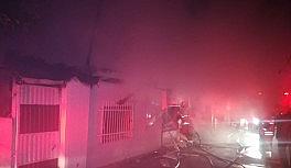 Yangında camlardaki demir korkulukları keserek mahsur kalanları kurtardılar