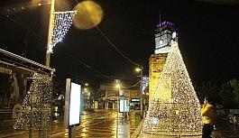 Yılbaşı gecesi kısıtlamaya rağmen Antalya'da cadde ve sokaklar ışıklandırıldı