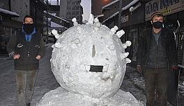 Yüksekovalı esnaf kardan korona virüs yaptılar