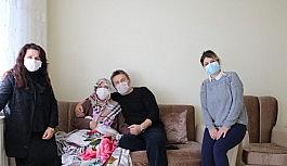 9 yıldır yürüyemeyen hasta eşine hayatını adadı