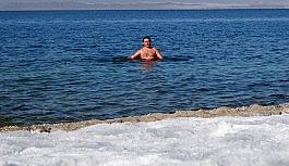 Acil tıp doktoru dondurucu havada Van Gölü'nde yüzüyor