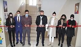 Ağrı'da 321 okul koridorunun duvarları yabancı dil görselleri ile süslendi