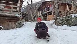 Artvin'de köylülerin tahta kızak keyfi