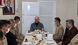 Bakan Soylu yılın ilk kahvaltısını üs bölgesindeki askerlerle yaptı