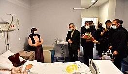 Başkan Çınar, yeni yılın ilk bebeklerini ziyaret etti