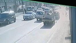 Bursa'da kırmızı ışıkta dehşet anları...Küçük çocuk metrelerce sürüklendi