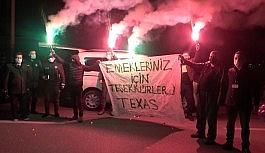Bursaspor taraftarından polis ekiplerine meşaleli destek