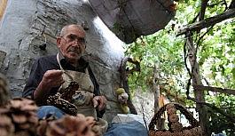 Çam kozalaklarını sanat eserine dönüştürüyor