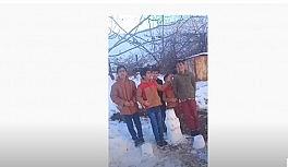 Çocukların kardan doğum günü pastası