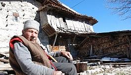 Düğmeli evin ihtiyar delikanlısı