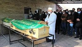 Elazığ'daki feci kazada, hayatını kaybeden anne, baba ve kızları son yolculuğuna uğurlandı