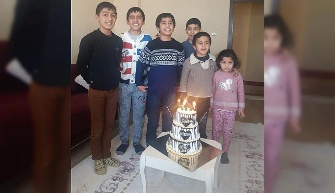 Hakkâri'de kardan doğum günü pastası yapan çocuklara Giresunlu iş adamından sürpriz