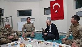 İçişleri Bakanı Soylu, yeni yıla Belbuka kalekol üs bölgesindeki askerlerle girdi