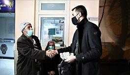 İnşaat işçisi, ailesiyle para dolu çanta buldu, saymadan polise gitti