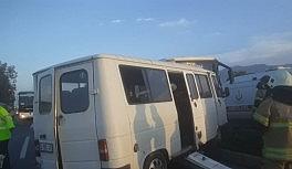 İşçi servis otobüsü ile yolcu minibüsü çarpıştı: 4 yaralı