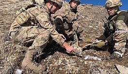 Jandarma komandolardan yaralı şahine şefkat eli