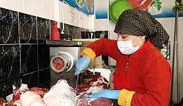 Kadın kasap erkek meslektaşları ile yarışıyor