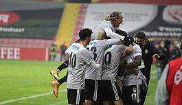 Kartal zirveye kanat çırptı