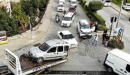 Kırmızı ışıkta 3 araçlı zincirleme kaza: 4 yaralı