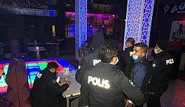 Kısıtlamada müzikli alkollü eğlenceye polis baskını