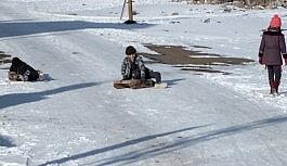 Köy çocuklarının kızak keyfi