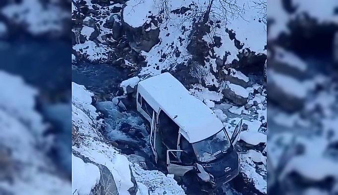 Minibüs dereye uçtu: 5 yaralı