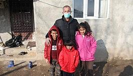 Muhtar Başaran'dan ihtiyaç sahiplerine kıyafet yardımı